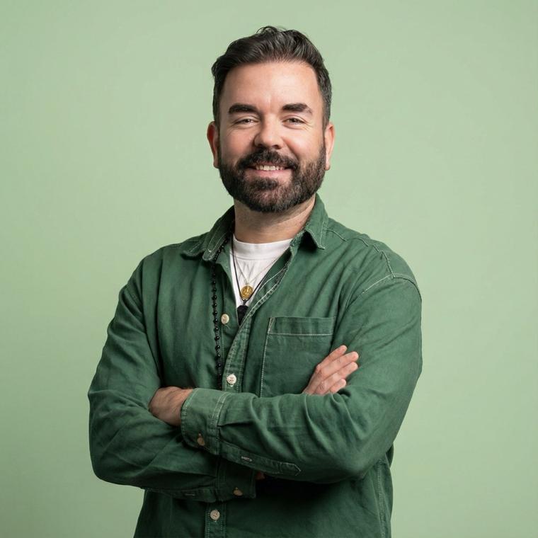 世界植物奶日创始人 Robbie Lockie，双臂交叉微笑